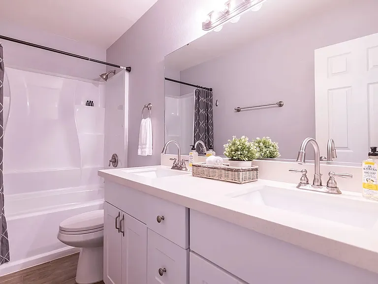 709 W Vaughn St — Photo 18