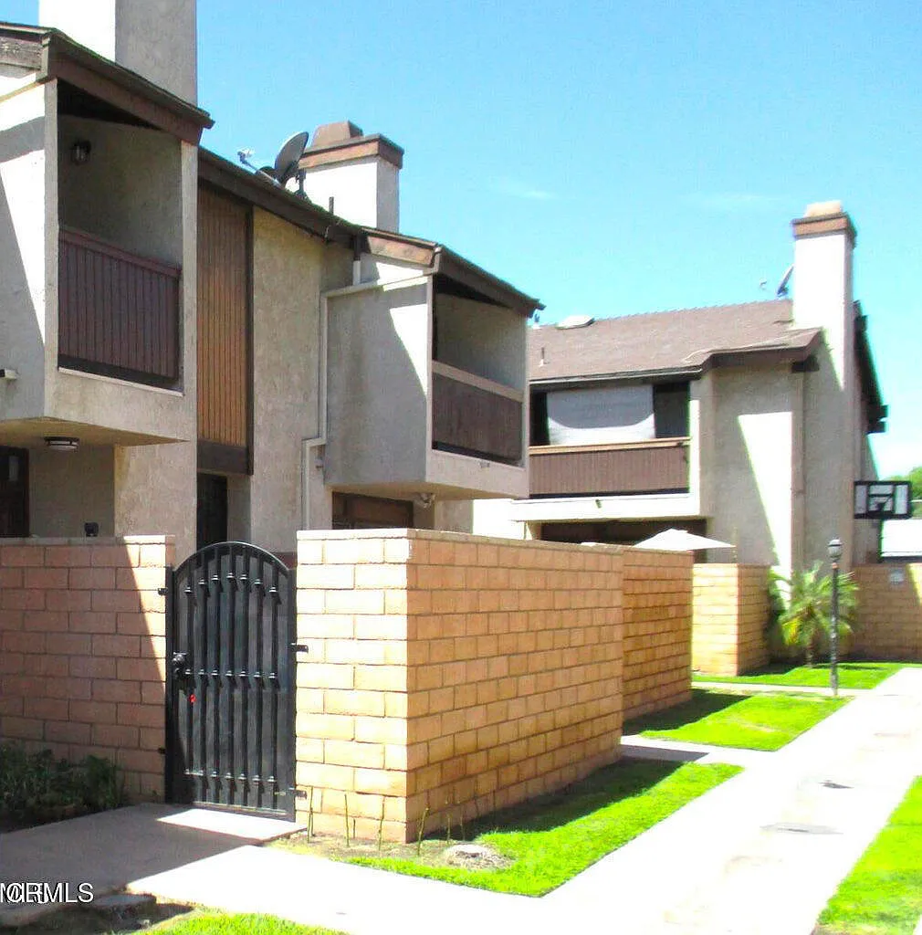 3 bed, 1.5 bath, 1165 sqft, $3,200 — Photo 3