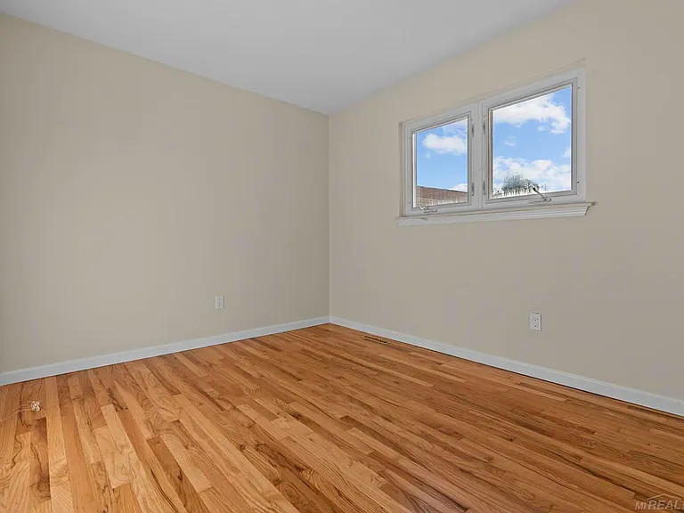 23729 Grove St — Photo 17