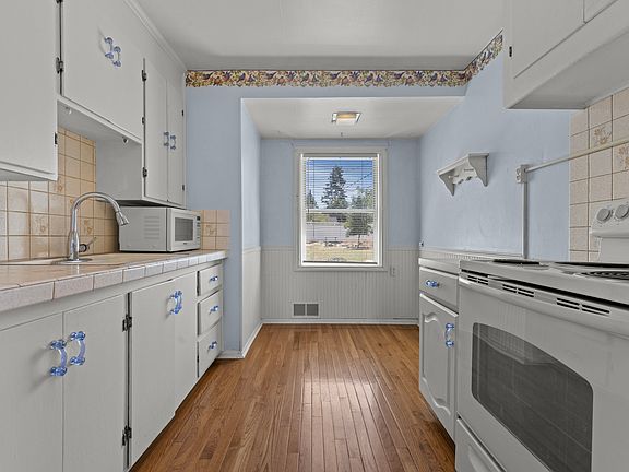 4th image of 1571 Lake St