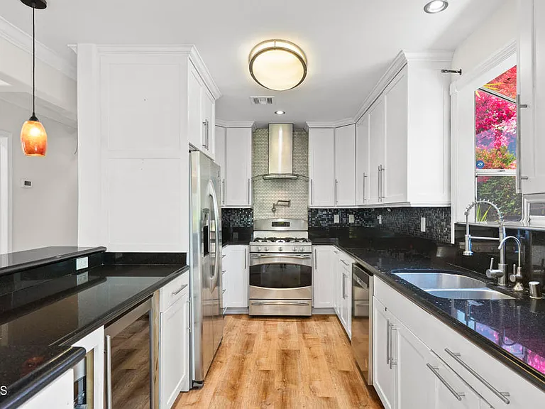4951 Enfield Ave — Photo 7