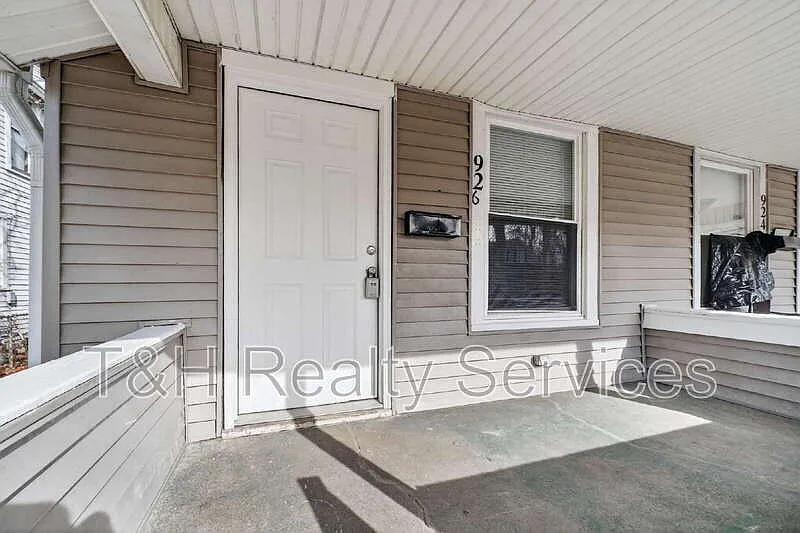 3 bed, 2.0 bath, 1050 sqft, $1,295 — Photo 2