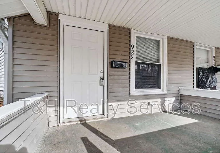 926 W 32nd St — Photo 3