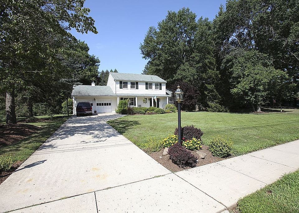 Beautiful Mountainview Colonial on a prime lot