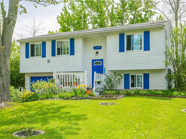 1149 Meadowbrook Ln, Farmington, NY 14425