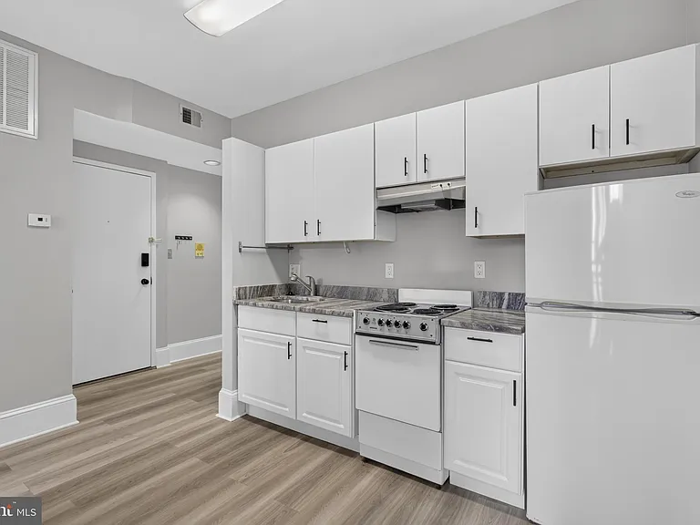 705 8th St SE #400 — Photo 13