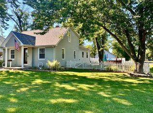 402 Flora Ave, Flora, IL 62839