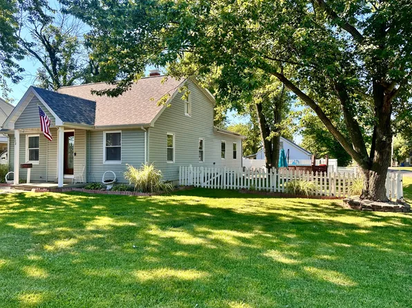 402 Flora Ave, Flora, IL 62839