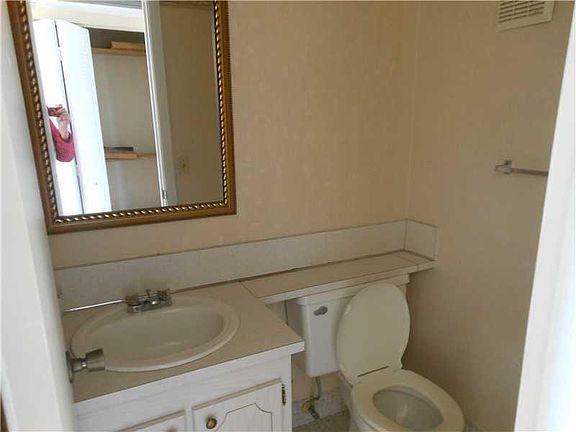 5th image of 113 E Westbury #113