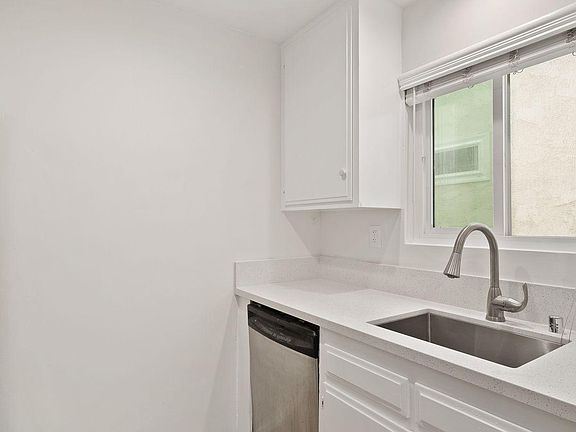 5th image of 1916 Pacific Ave #1