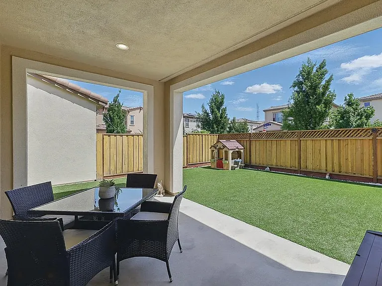 410 E Redberry Pl — Photo 16