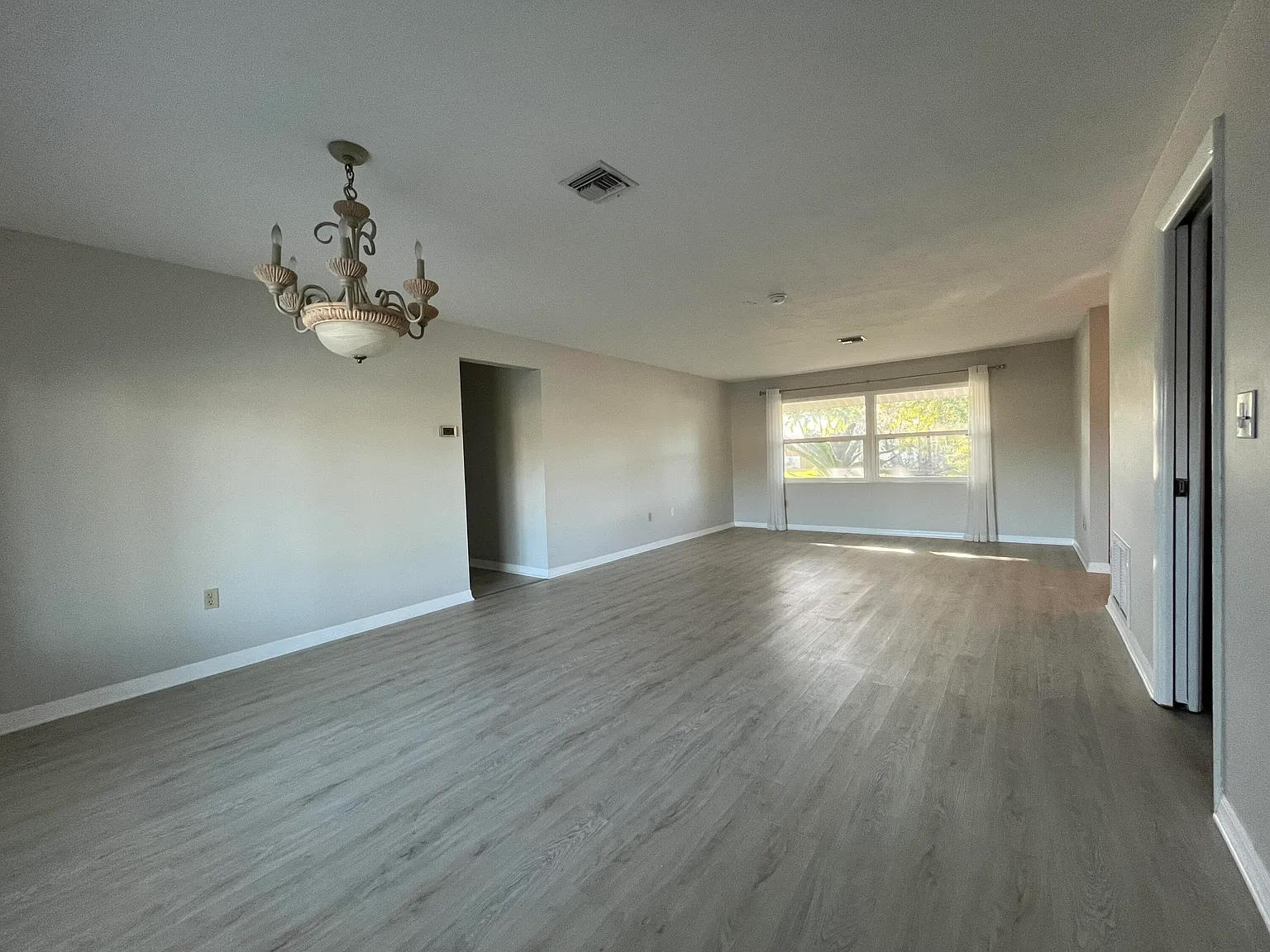 4 bed, 2.5 bath, 2034 sqft, $4,000 — Photo 4