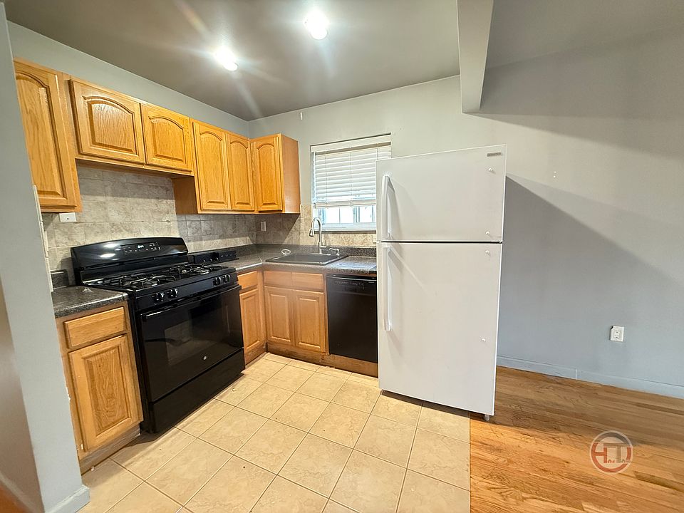 1st image of 1561 Mayflower Ave #2