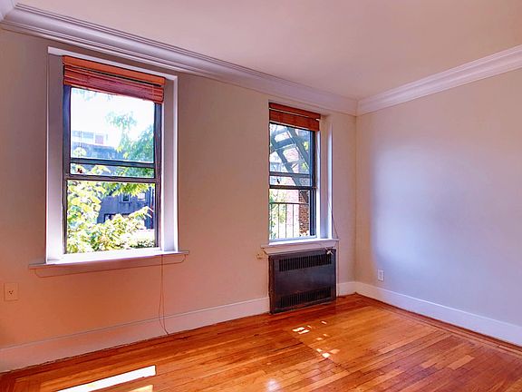 3rd image of 128 Saint Marks Pl APT 3B