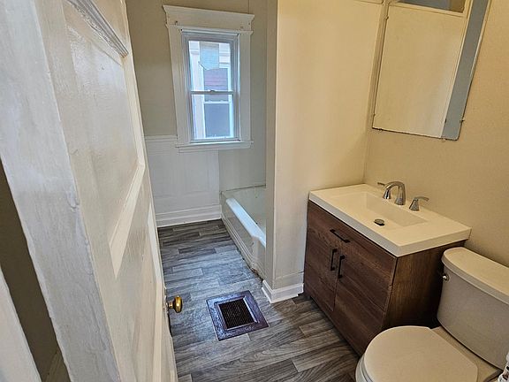 4th image of 110 Schuler St #1