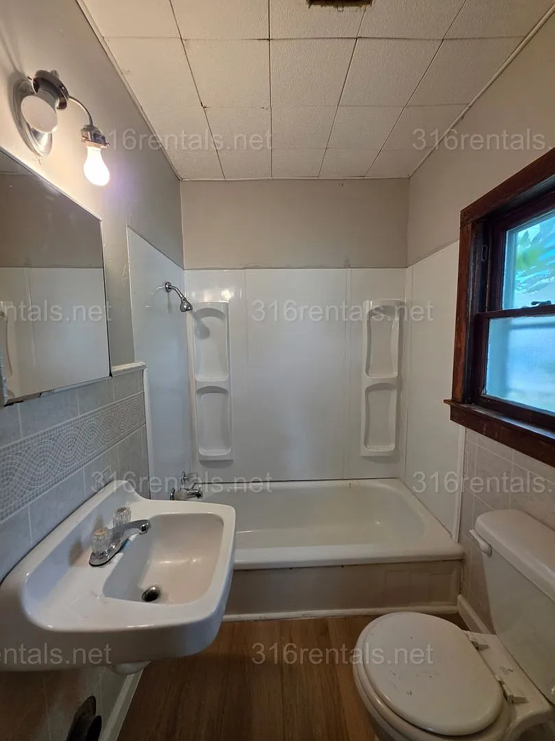 $625 - 1 bed 1 bath - Single Family Home — Photo 2