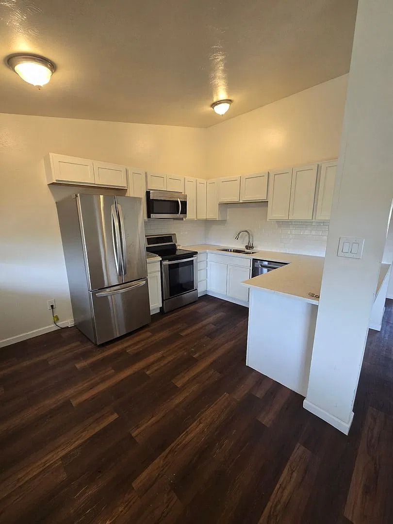 7121 Utica St - Silver Oak Apartments — Photo 3