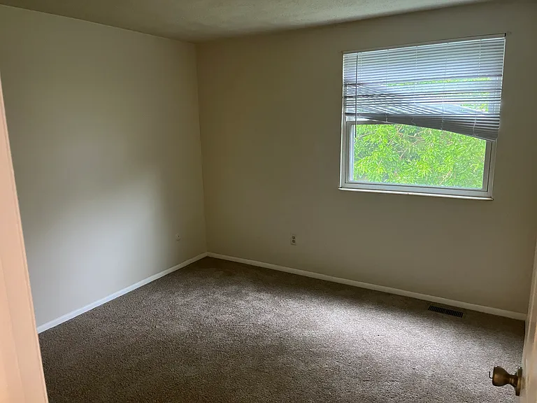 8734 Crestpointe Dr — Photo 13