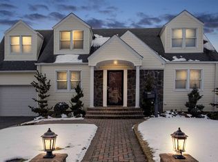 4 Whitman Ave, Syosset, NY 11791