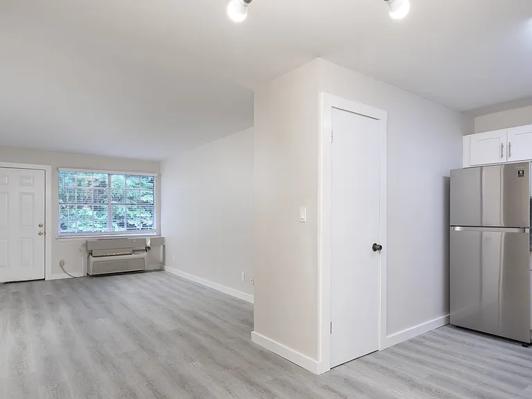 513 At Valley — Photo 8