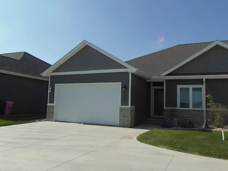 177 N Canterbury Cir — Photo 2
