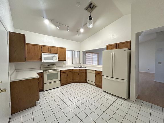 4th image of 4073 E Woodland Dr