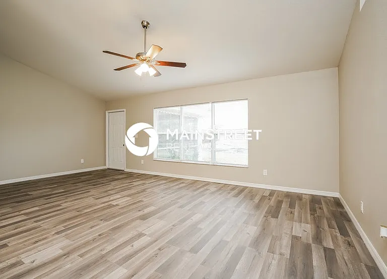 3748 NE 15th Pl — Photo 2