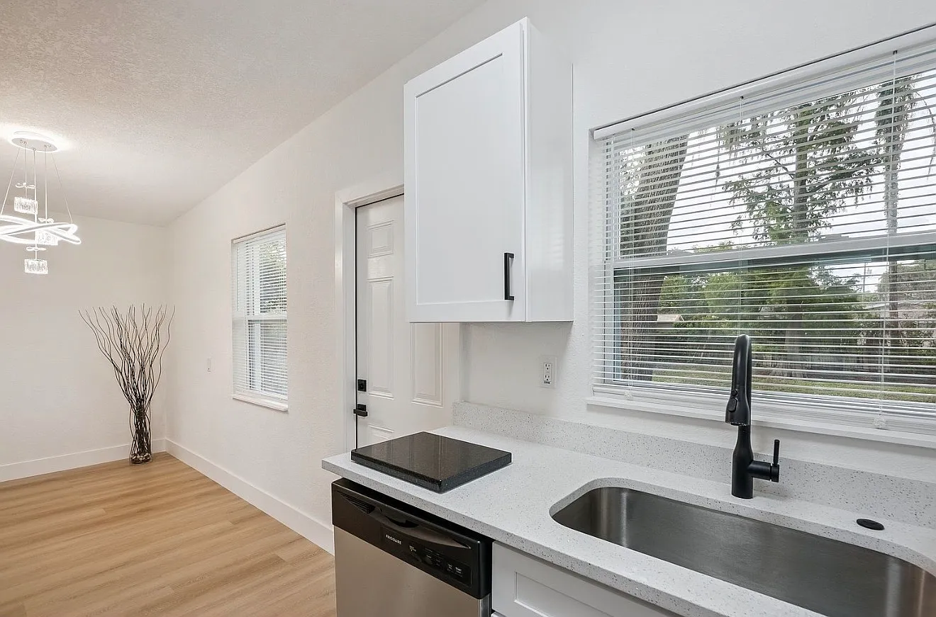 3 bed, 888 sqft, $2,250 — Photo 3