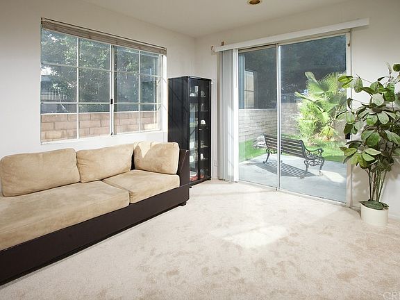 5th image of 21915 Wyandotte St Unit 111