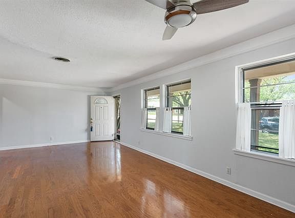 3rd image of 5829 Waltham Ave
