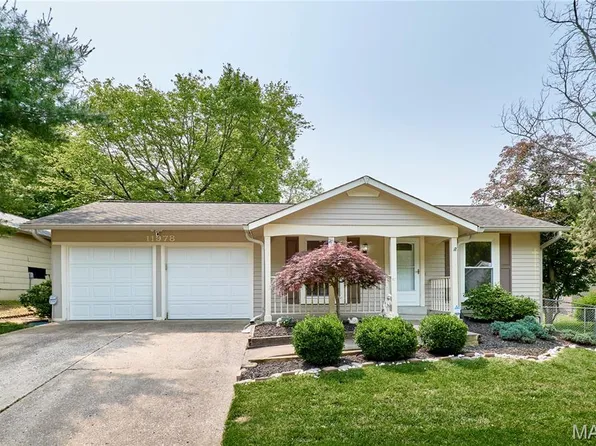 11978 Meadow Grove Ct, Maryland Heights, MO 63043
