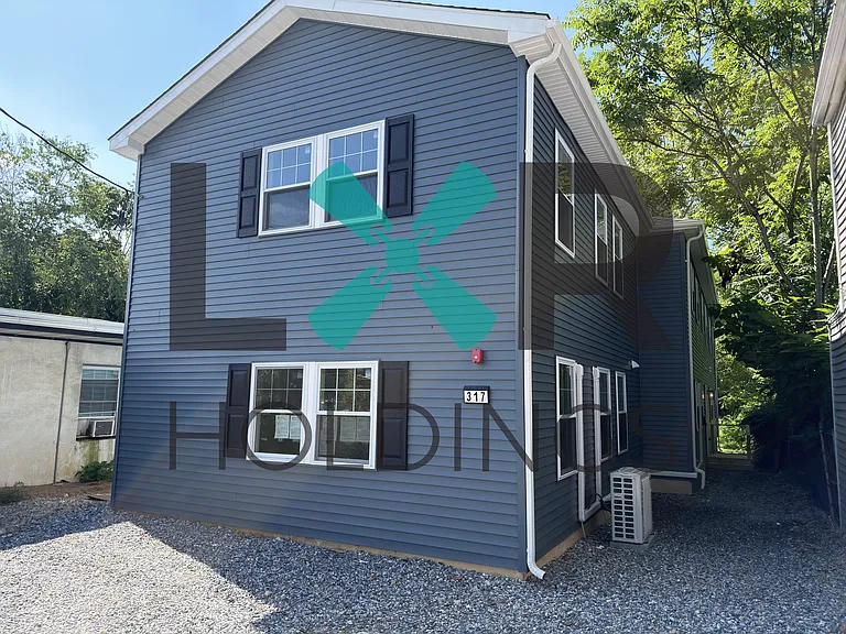317 E Broad St — Photo 1