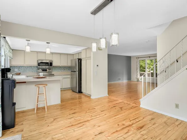 37 Birnamwood Dr, Burnsville, MN 55337