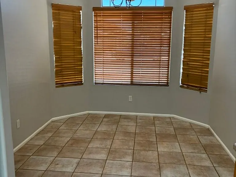 529 E Cantebria Dr — Photo 3