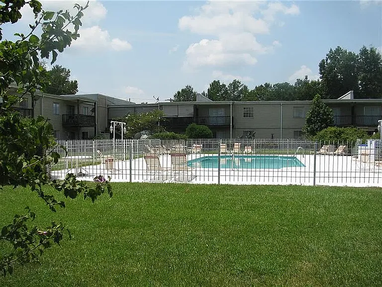 Courtyard — Photo 10