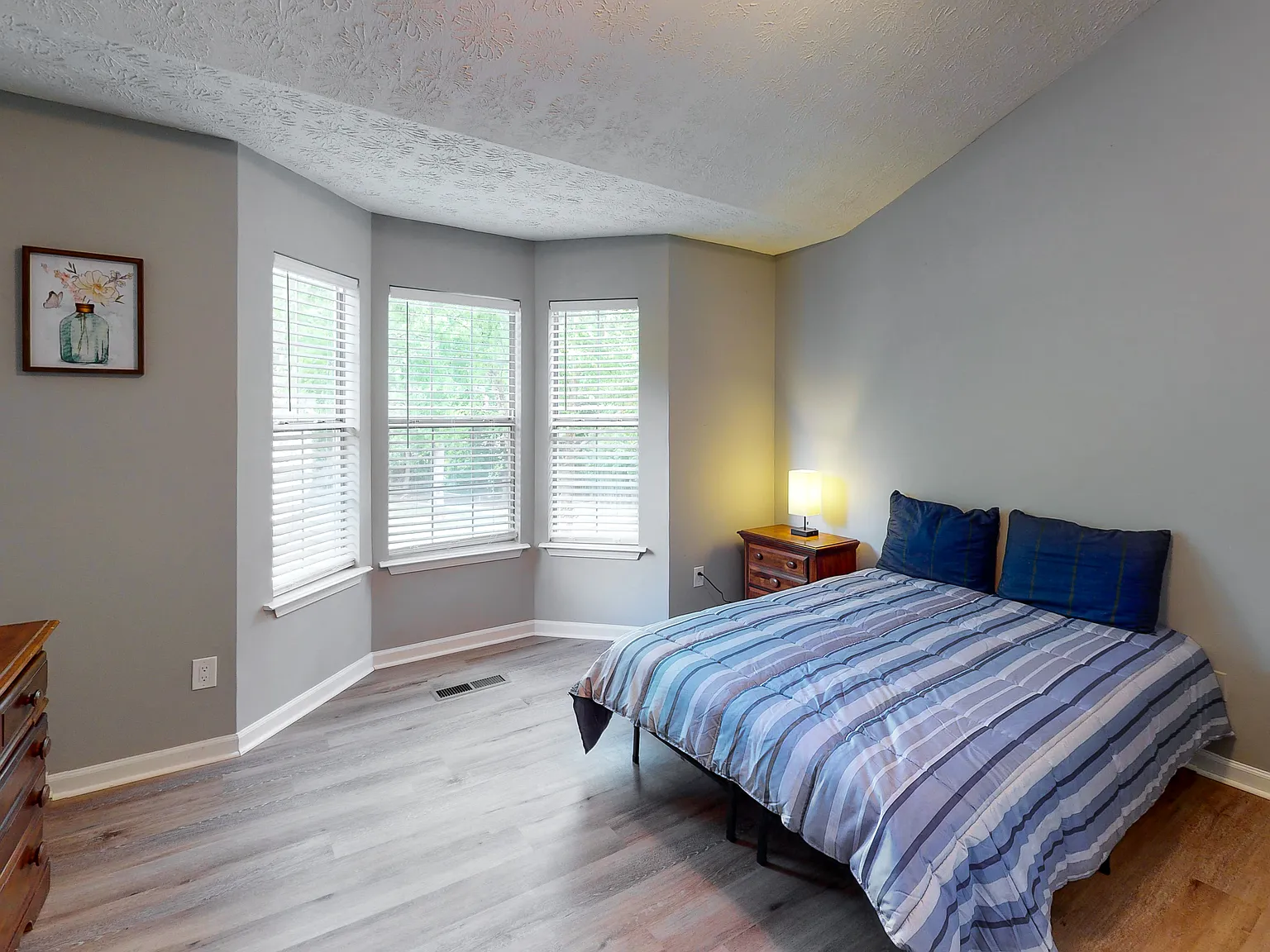 4 bed, 2.0 bath, 1736 sqft, $763 — Photo 1