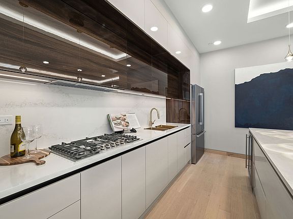 5th image of 466 N Paulina St #203