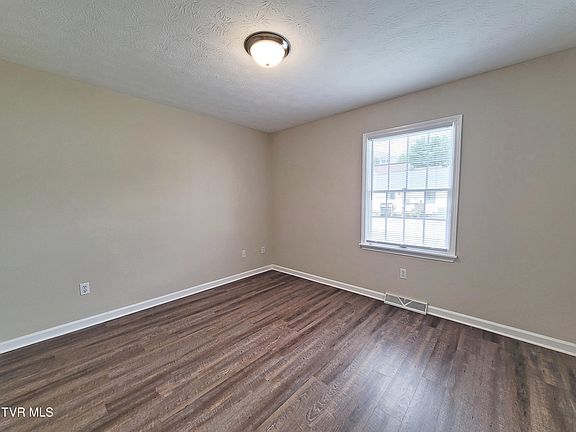 4th image of 952 Beverly Dr #10