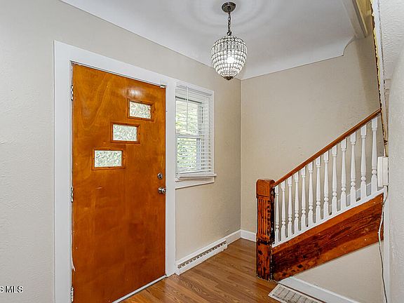 5th image of 824 Delence St