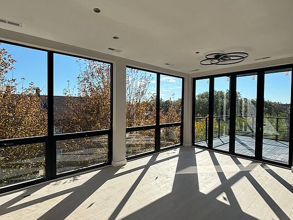 3rd image of 3001 W Cermak Rd #4R