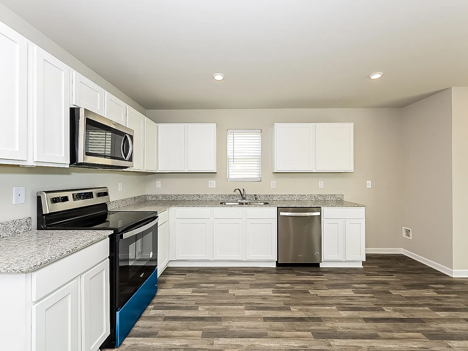 4 bed, 3.0 bath, 2376 sqft, $2,225 — Photo 3