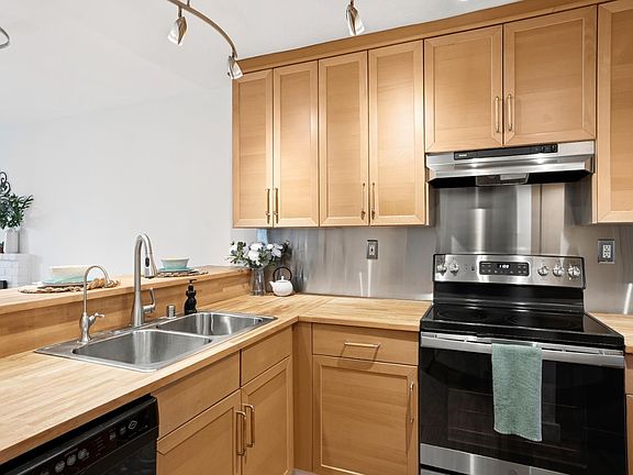 4th image of 215 Stony Point Road #E