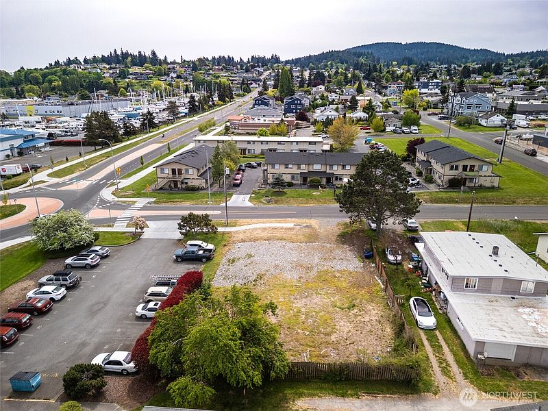 5th image of 810 30th Street