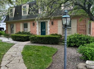 1257 W Deerpath, Lake Forest, IL 60045