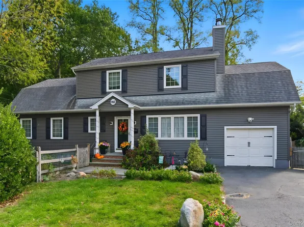 1 Hillcrest Place, Locust Valley, NY 11560