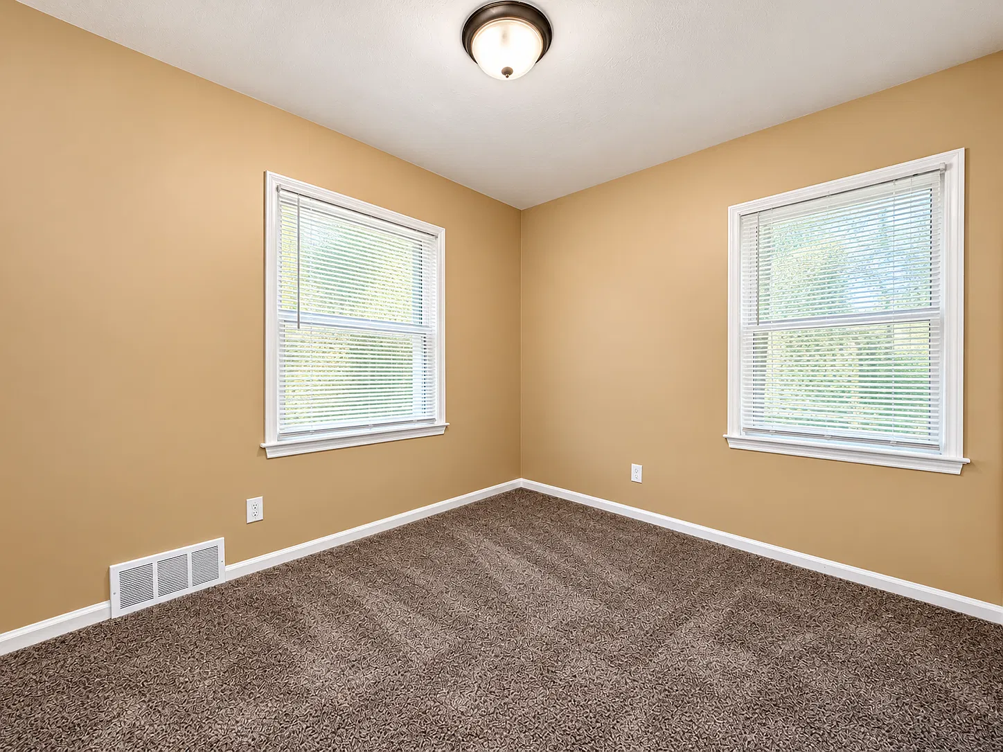 3 bed, 964 sqft, $1,300 — Photo 3