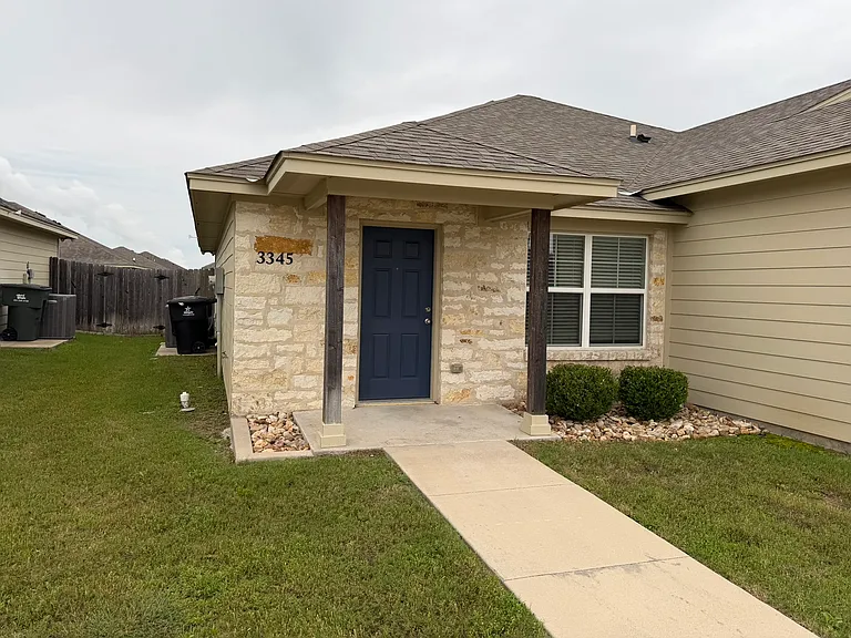 3345 Berkshire Dr — Photo 2