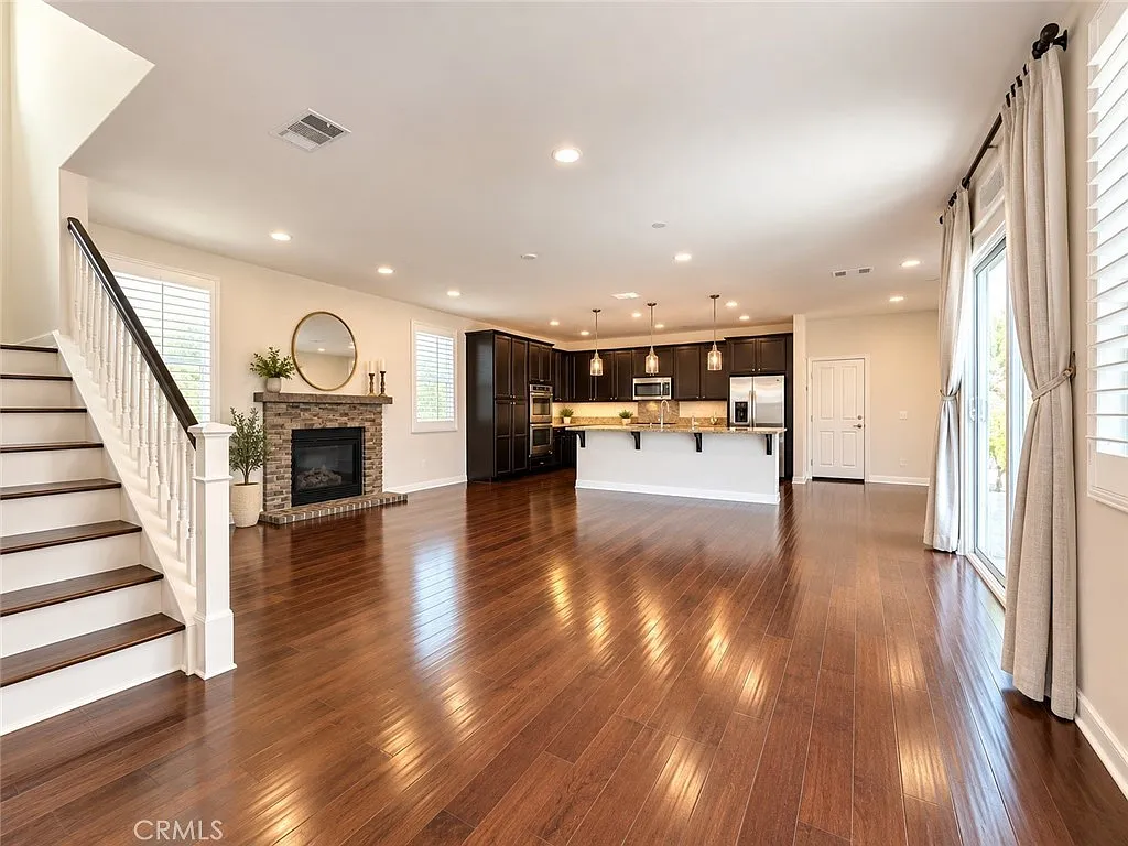 4 bed, 2167 sqft, $4,400 — Photo 3