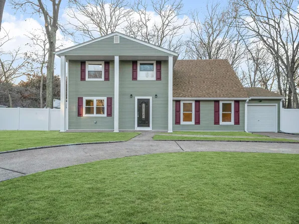 6 Wakefield Ave, Coram, NY 11727