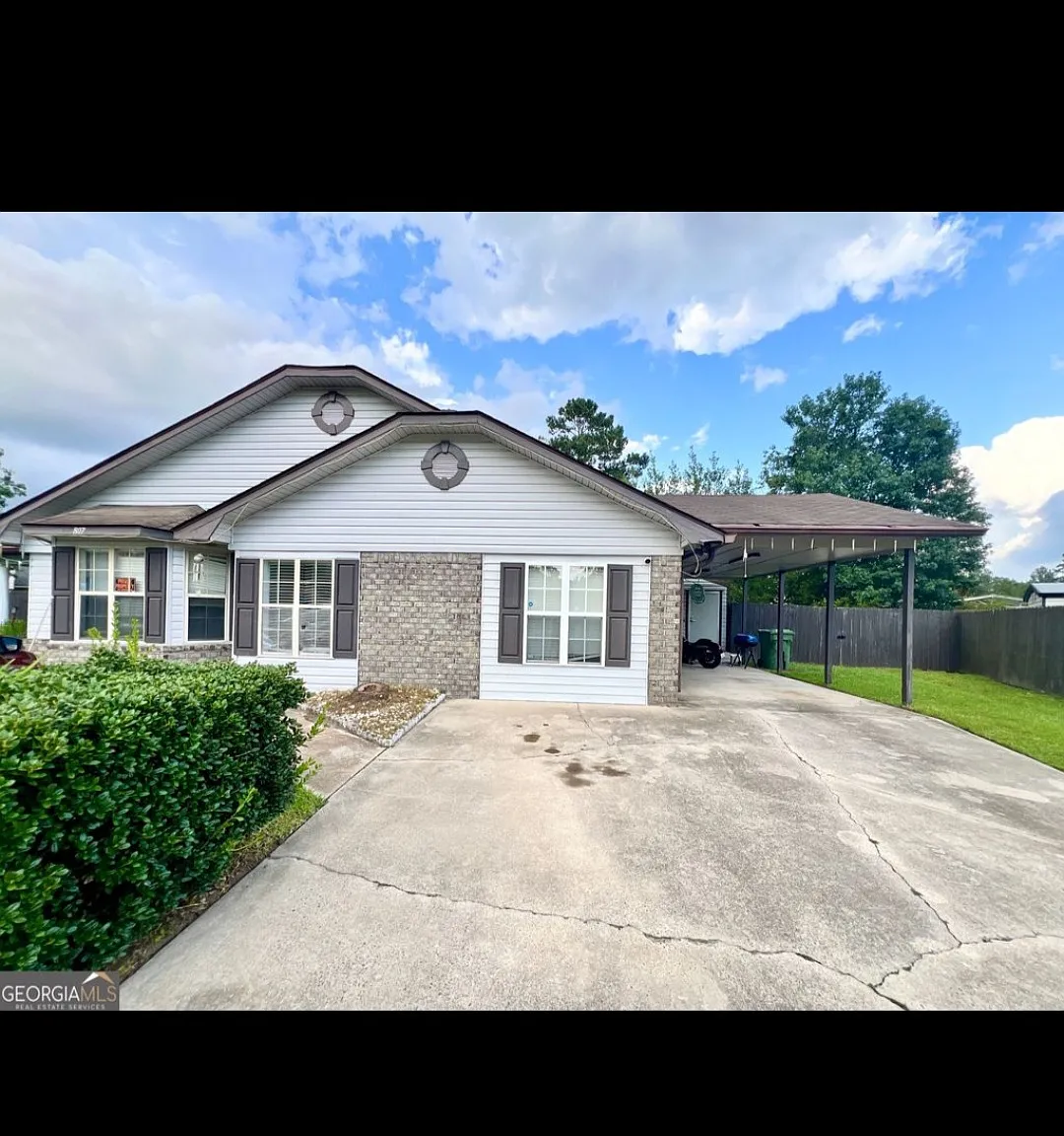 4 bed, 1817 sqft, $2,100 — Photo 1